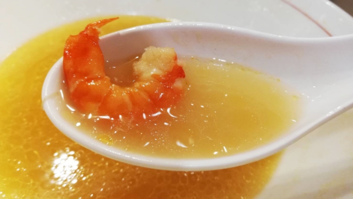 海老中華そばの透明感あふれるスープ