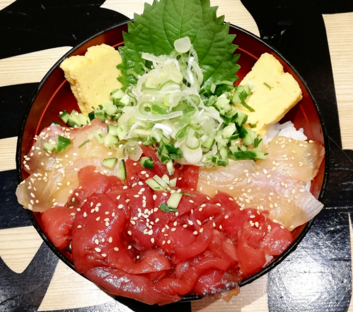 【本日の漬け丼】まぐろ中落ち、鯛、平目（2019年10月撮影）