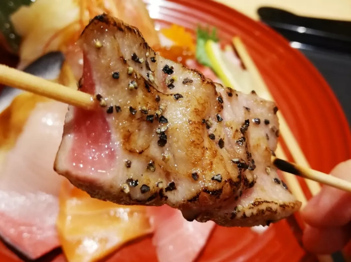 二代目野口鮮魚店の【野口の海鮮丼「松」】の炙りマグロ串