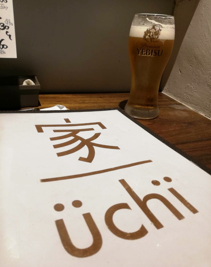 【魚と日本酒 uchi】生ビールとメニュー（2022年7月撮影）