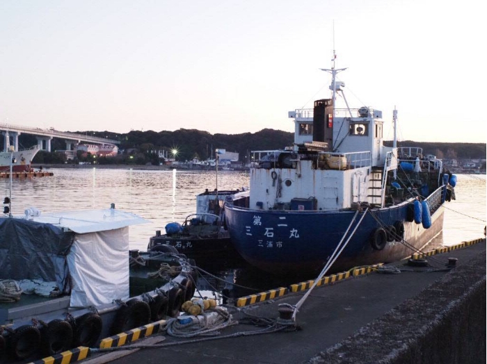 日が落ち始めると雰囲気を変える三崎港