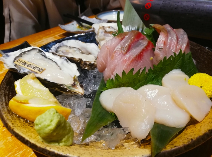 【牡蠣と日本酒 四喜】生牡蠣1種とお刺身2種盛り合わせ（2021年11月撮影）