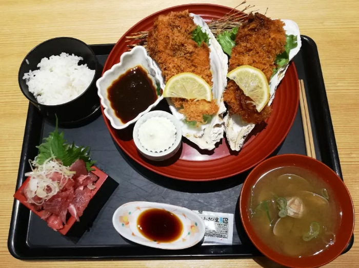 二代目野口鮮魚店の【大粒カキフライ定食】（2022年4月撮影）