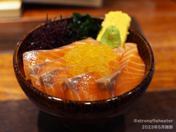 波の 渋谷東店「トロサーモン丼」黄金いくらトッピング