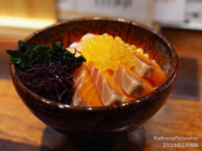 波の 渋谷東店「トロサーモン丼」黄金いくらトッピング