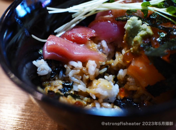 丸高食堂【贅沢丼】　2023年5月撮影