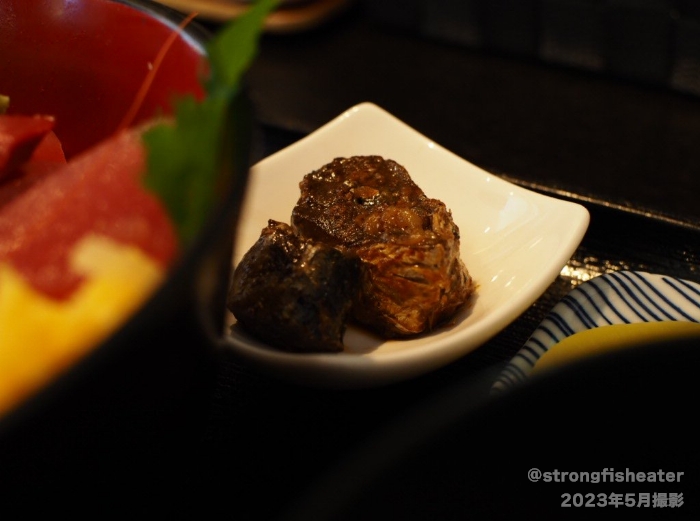 ぎょ魚蔵部「海鮮丼」の小鉢（2023年5月撮影）